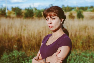 Lupin tarlasında gece elbisesi giymiş bir kız. Mor çiçeklerin arasında, tarlada güzel elbiseli bir kız..