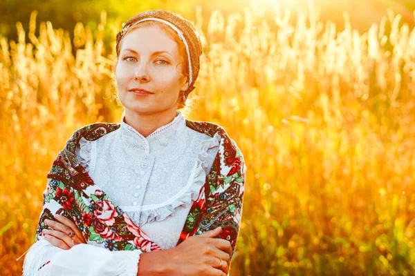 Giovane Bella Donna Slovacca Costume Tradizionale Sul Prato Margherita Estate — Foto Stock