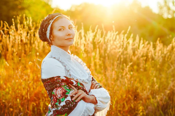 Yaz Mevsiminde Geleneksel Kostümlü Genç Güzel Slovak Kadın Güneşli Bir — Stok fotoğraf