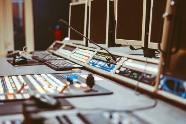 Prodüksiyon aşamasındaki dijital video film veya filmin el düzenlemesi ya da rengini Telecine kontrol makinesi ve insan eliyle düzenleme.