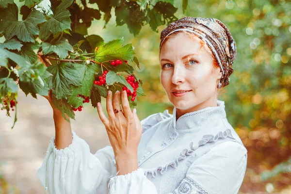 Ein Schönes Mädchen Einem Antiken Kleid Steht Neben Einem Baum — Stockfoto