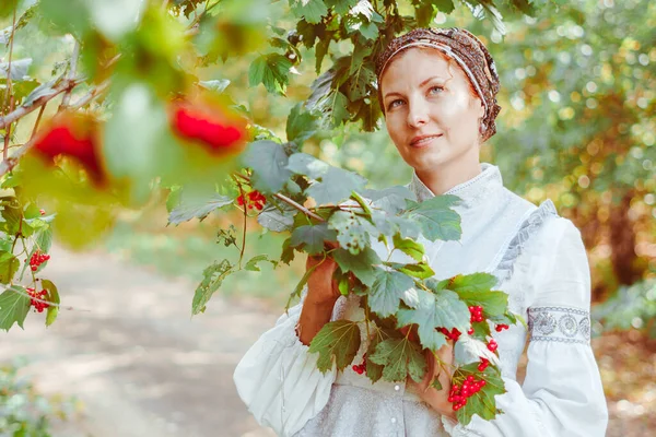 Krásná Dívka Starožitných Šatech Stojí Vedle Stromu — Stock fotografie