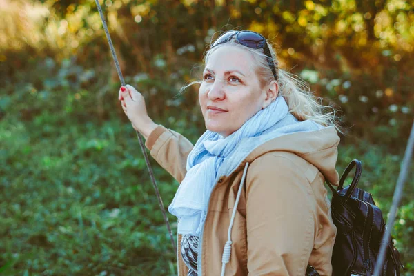 Una Donna Anziana Tra Erba Tramonto Giorno Estate — Foto Stock