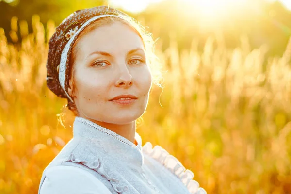 Mladý Krásný Slovenský Žena Tradiční Kostým Léto Daisy Louka Během — Stock fotografie