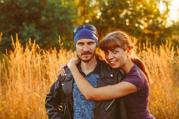 拥抱坐在秋千上的幸福夫妻 — 图库照片