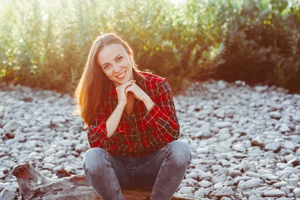 Hermosa Chica Camisa Día Soleado Sobre Fondo Hierba Verde —  Fotos de Stock