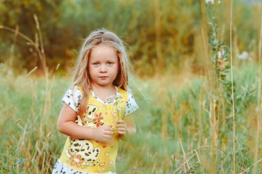 Güneşli bir günde bahçede bir çocuk