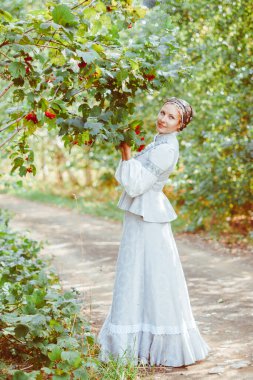 Klasik elbiseli güzel kız.