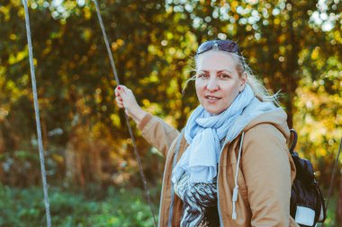 Gün batımında çimlerin arasında yaşlı bir kadın.