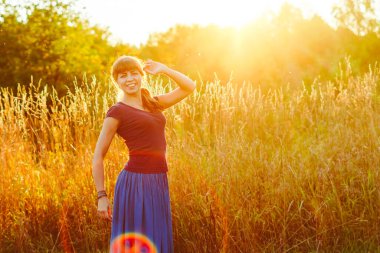 Gün batımında çimlerde güzel bir kız