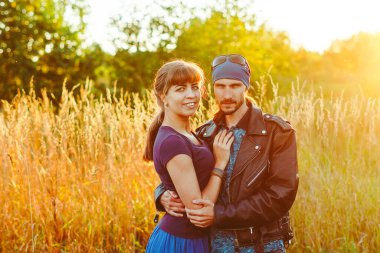 Mutlu çifti kucaklayan salıncakta oturan