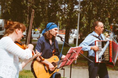 Rusya, Sibirya, Novokuznetsk - 9 Mayıs 2019: Müzisyenler sokakta şarkı söylüyor