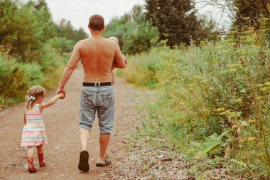 Küçük bebeğini kucağında tutan mutlu orta yaşlı adam