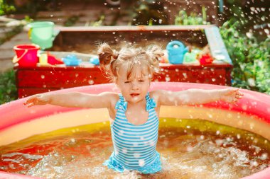 Yüzme havuzunda mutlu bir kız