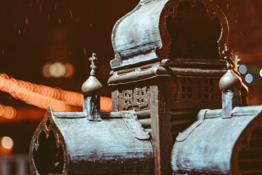 Demir, kubbe ve haçtan yapılmış bir kilise modeli. gece