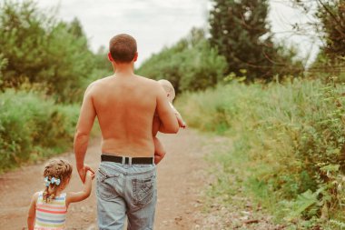 Küçük bebeğini kucağında tutan mutlu orta yaşlı adam