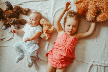 Çocuklar yan yana yere yatar, ablalar oynar.