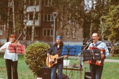 Rusya, Sibirya, Novokuznetsk - 9 Mayıs 2019: Müzisyenler zafer gününde sokaklarda şarkı söylüyorlar