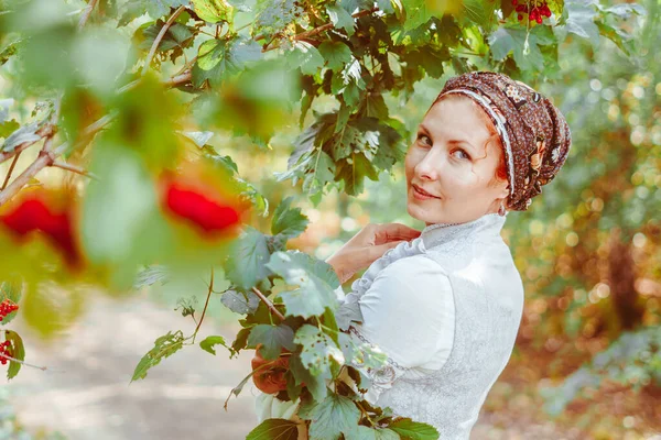 Krásná dívka ve vinobraní šaty — Stock fotografie