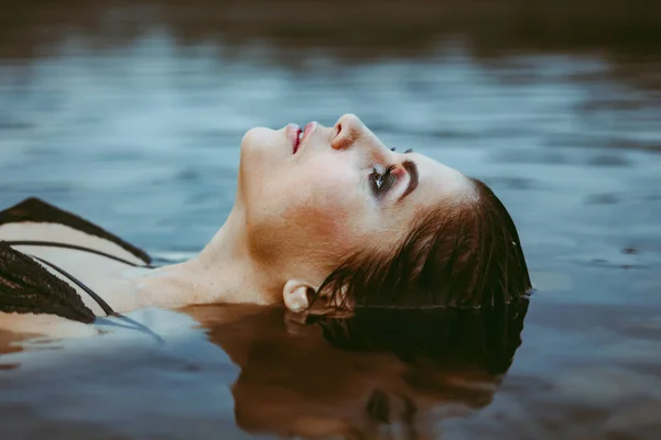 Mulher Banheira Com Apenas Rosto Acima Água Uma Expressão Serena — Fotografia de Stock