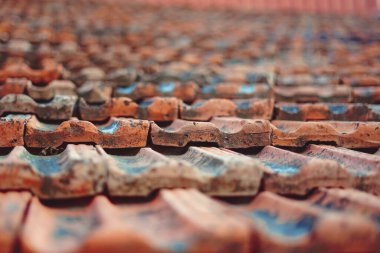 Endüstriyel çatı temizleme sonrası ve öncesi yüksek basınçlı su temizleyici.