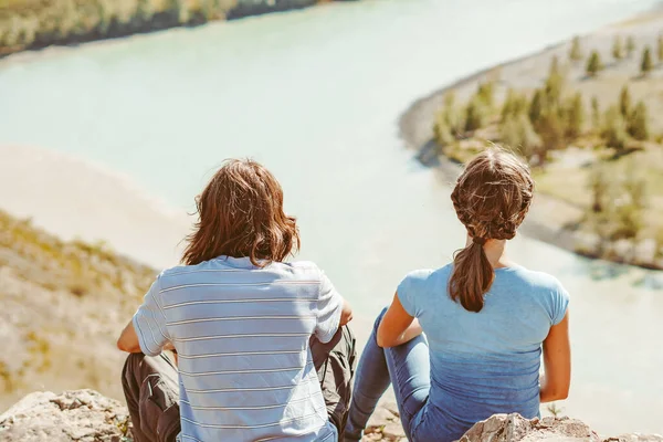 Kille Med Flicka Som Står Bakgrunden Bergen Solig Dag — Stockfoto