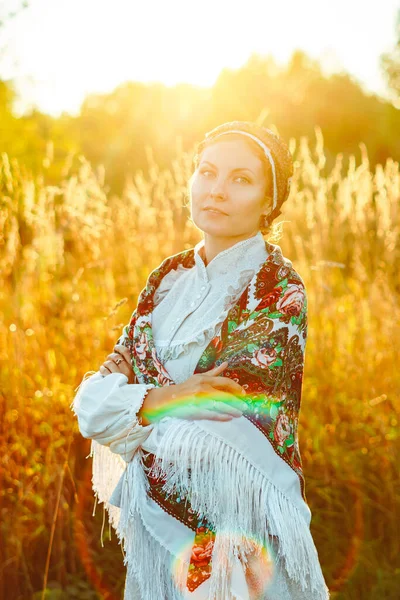 Junge Schöne Slowakin Traditioneller Tracht Auf Der Sommerlichen Gänseblümchenwiese Bei — Stockfoto
