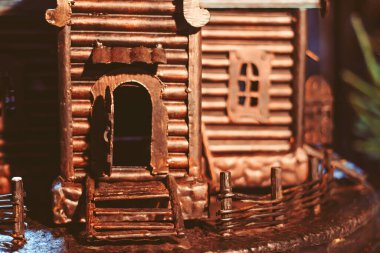 Demir, kubbe ve haçtan yapılmış bir kilise modeli. gece