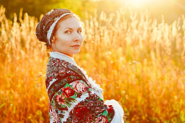 Mladý Krásný Slovenský Žena Tradiční Kostým Léto Daisy Louka Během — Stock fotografie