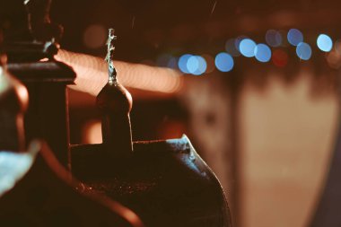 Demirden yapılmış bir kilisenin modeli.