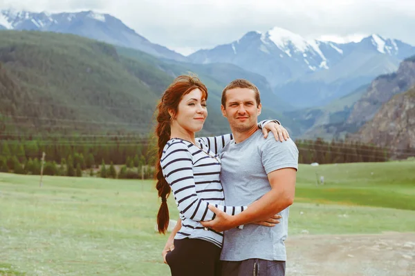 O casal está contra o pano de fundo das montanhas — Fotografia de Stock