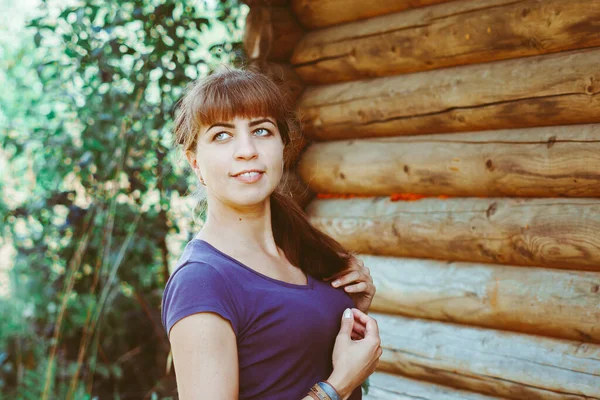 Gyönyörű lány egy régi ruha közelében egy faház — Stock Fotó