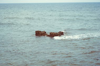 Deniz kenarındaki kayalar, deniz kenarındaki pelerin.