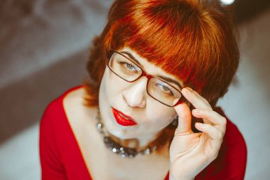 Gözlüklü kız ciddi bak.