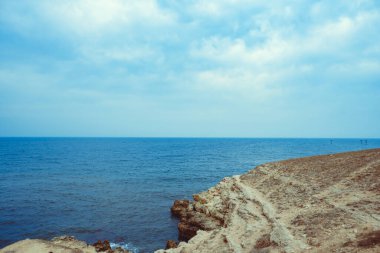 Deniz kenarındaki kayalar, deniz kenarındaki pelerin.