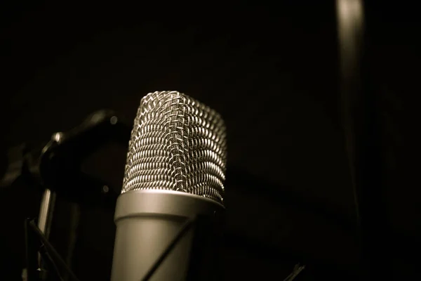 Microfoon in de studio op een zwarte achtergrond — Stockfoto