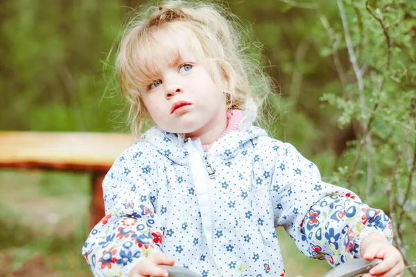 Portret van een klein meisje in de natuur — Stockfoto
