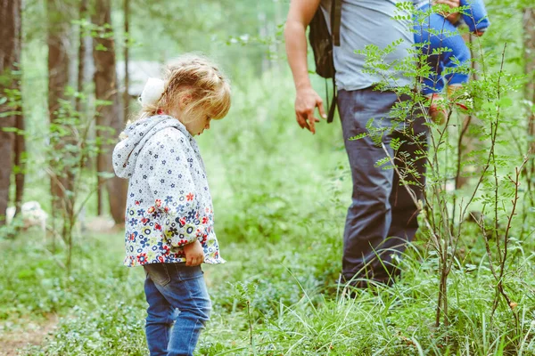 Vader met kind in het bos — Stockfoto