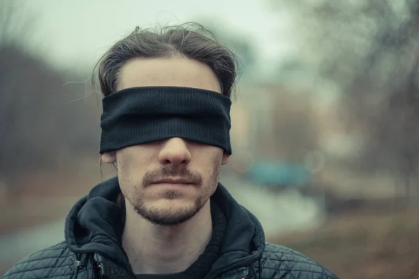 En man med en svart ögonbindel över ögonen — Stockfoto