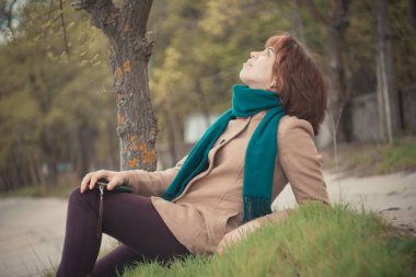 Su kenarında ceketli bir kız.