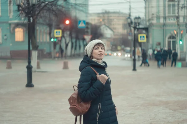 Dívka v zimním klobouku chodí po městě — Stock fotografie