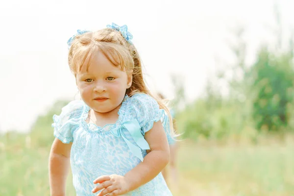 Petite Fille Courant Sur Prairie Avec Coucher Soleil — Photo