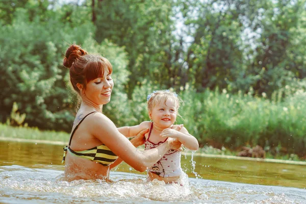 Moeder Met Een Kleine Dochter Zwemmen Rivier Dochter Zittend Haar — Stockfoto