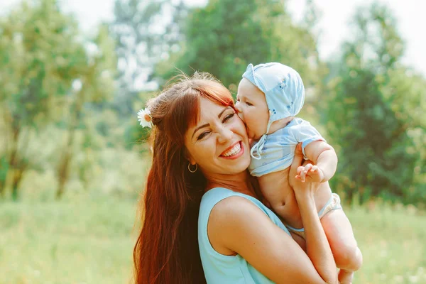 Une Jeune Mère Élevé Son Bébé Dans Ses Bras — Photo