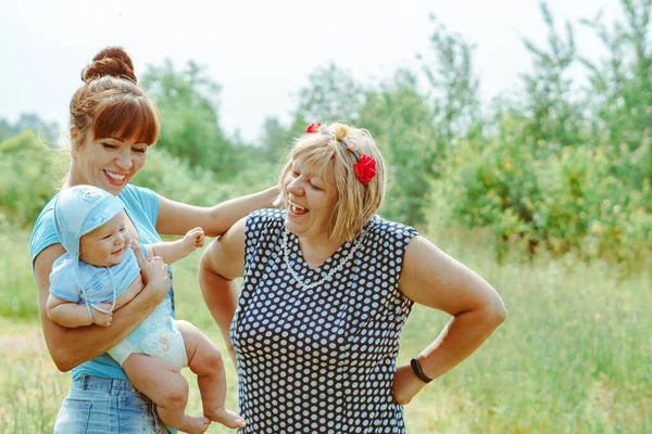 Una Nonna Con Suo Nipote Sua Madre Passeggia Nella Foresta — Foto Stock