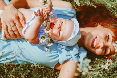 Genç bir anne bebeği kollarında kaldırdı