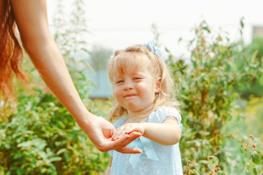 Çekici küçük kız açık havada yakın çekim portre