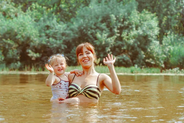 Moeder Met Een Kleine Dochter Zwemmen Rivier Dochter Zittend Haar — Stockfoto