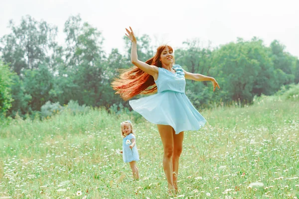 Moeder Dansen Ballet Naast Haar Dochter Het Gras Een Jurk — Stockfoto