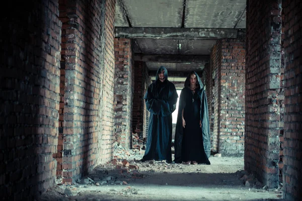 Homme Une Femme Manteau Noir Deux Sorciers Dans Les Ruines — Photo